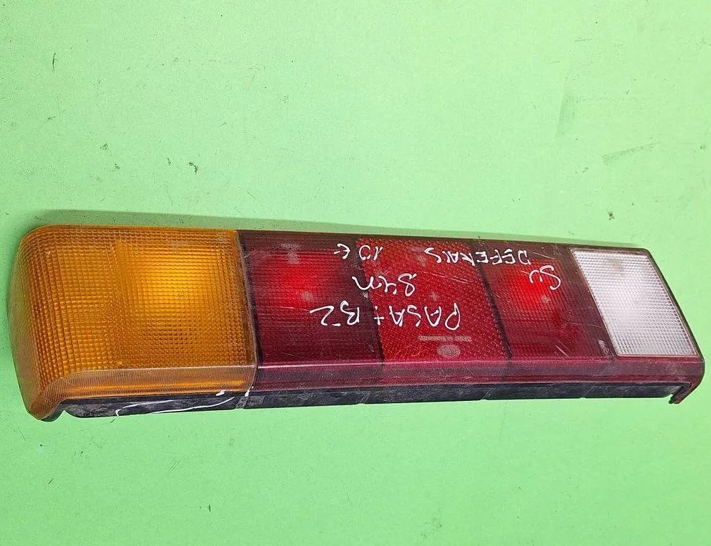 VOLKSWAGEN Santana 1 generation (1981-1984) Pravé zadní světlo 325945112a 31625844
