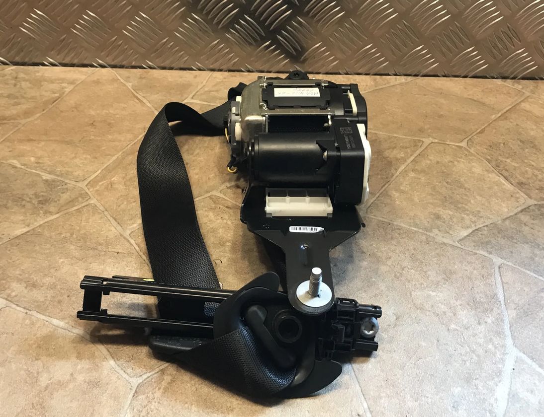 MERCEDES-BENZ C-Class W204/S204/C204 (2004-2015) Front Left Seatbelt A2048602385 21578049