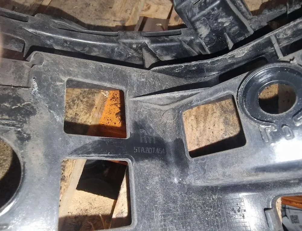 VOLKSWAGEN Touran 3 generation (2015-2023) Pravý přední držák nárazníku 5TA807454 33872444