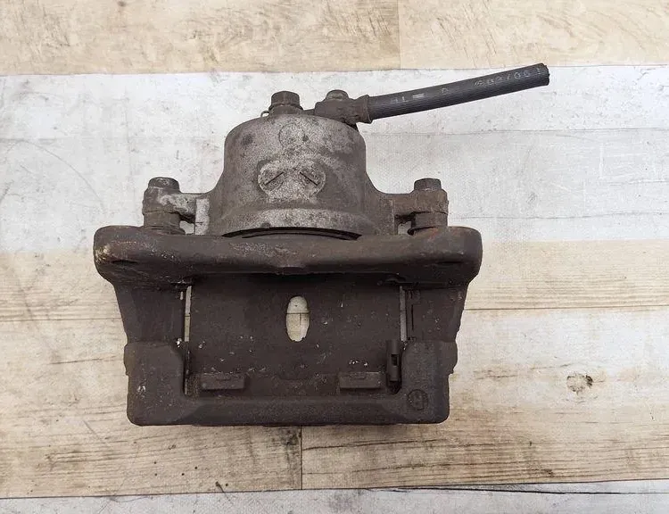 TOYOTA Prius C 1 generation (2012-2023) Pravý přední třmen brzdy 33998613