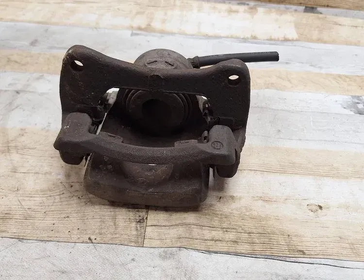 TOYOTA Prius C 1 generation (2012-2023) Pravý přední třmen brzdy 33998613