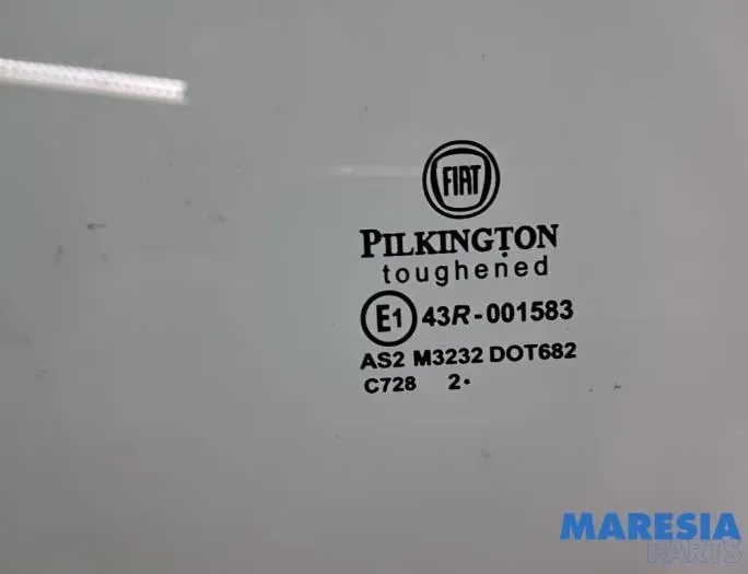 FIAT 500 2 generation (2008-2024) Levý skluzový dveřní sklo 52108393,0052108393 33938520