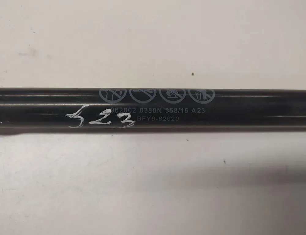 MAZDA 3 BL (2009-2013) Pravý plynový tlumič na zadní vrata BFY962620 34803902