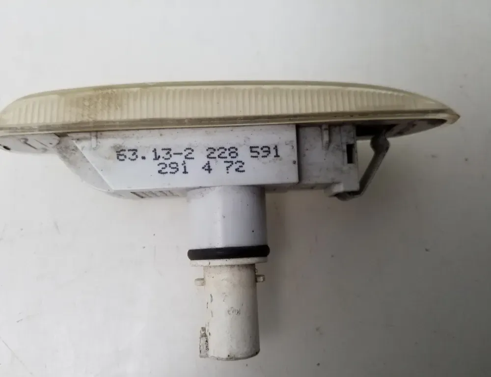 BMW 3 Series E46 (1997-2006) Pravý přední blatník směrového světla 2228591 34855174