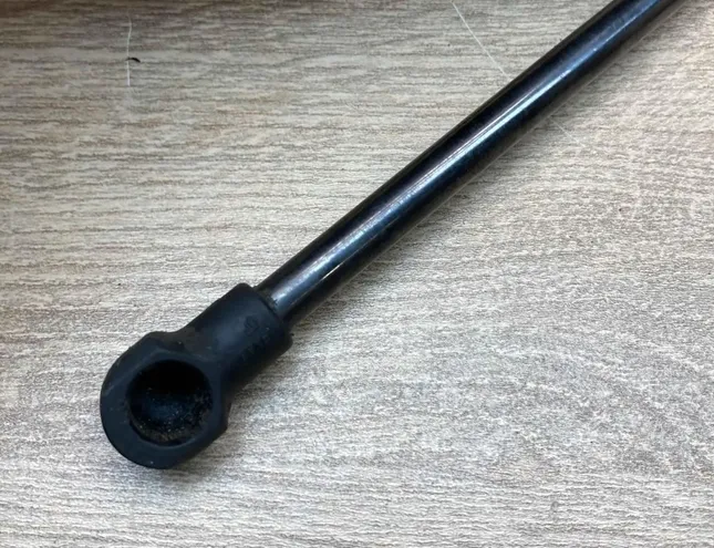 VOLKSWAGEN Touareg 1 generation (2002-2010) Levý plynový tlumič na zadní vrata 7L6845587 34390709