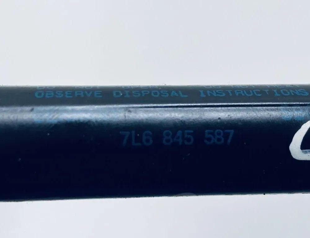 VOLKSWAGEN Touareg 1 generation (2002-2010) Pravý plynový tlumič na zadní vrata 7L6845587 30674508