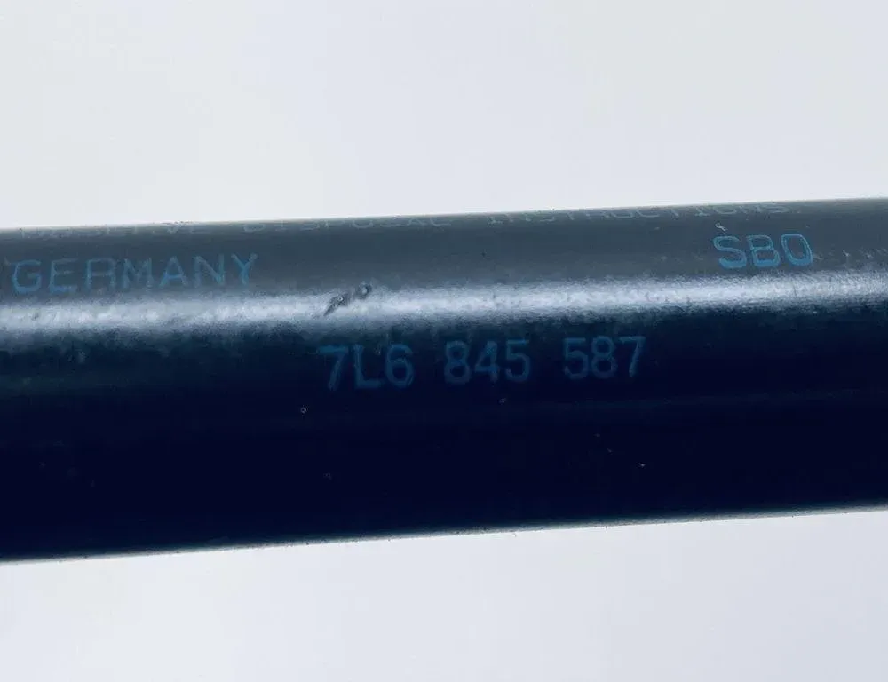 VOLKSWAGEN Touareg 1 generation (2002-2010) Pravý plynový tlumič na zadní vrata 7L6845587 30674510