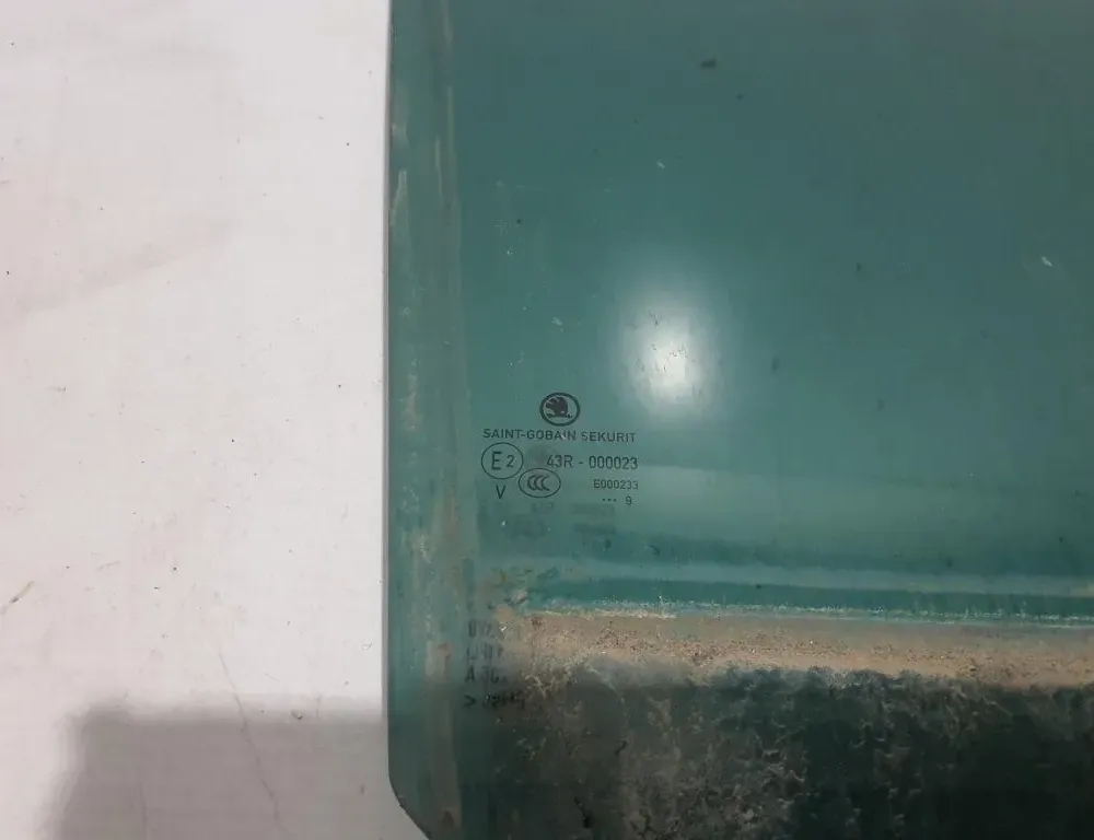 SKODA Superb 3 generation (2015-2023) Pravé skluzové dveře skla 3V5845206A 33081694