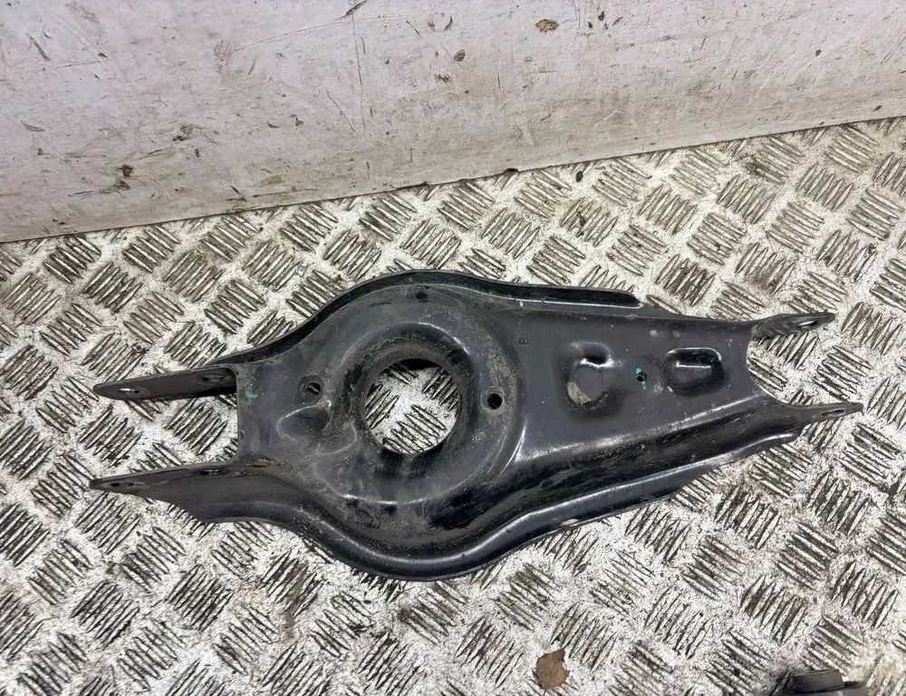 TESLA Model Y 1 generation (2020-2024) Levý zadní rameno příčného závěsu 34063201