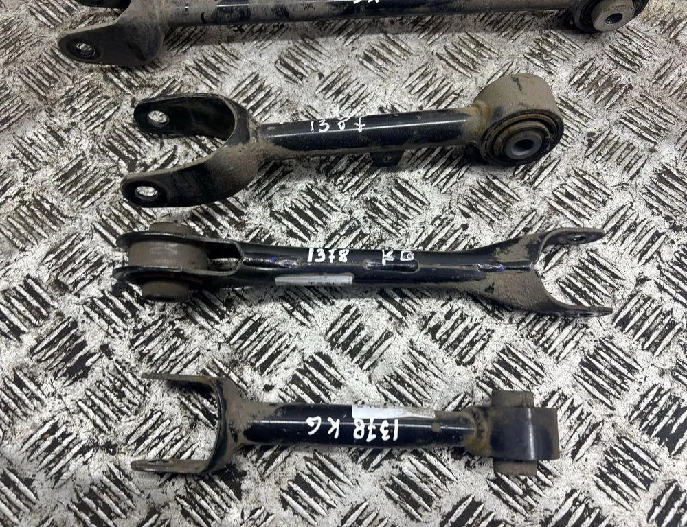 TESLA Model Y 1 generation (2020-2024) Levý zadní rameno příčného závěsu 34063201